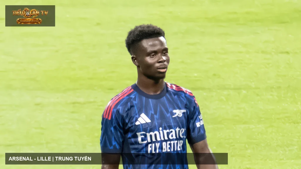 Bukayo Saka trong trang phục Arsenal