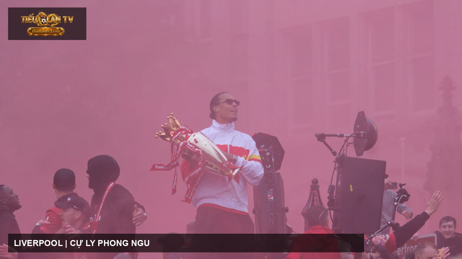 Virgil van Dijk trong lễ diễu hành của Liverpool năm 2025