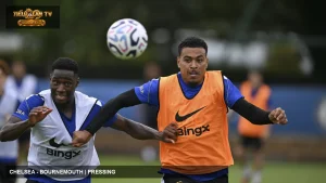 Cầu thủ Chelsea tranh chấp trên sân tập