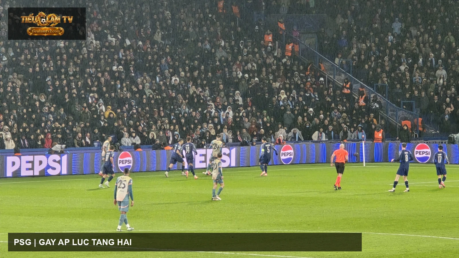 Cầu thủ Paris Saint-Germain trên sân