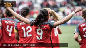 Nadia Nadim tranh chấp trong một trận bóng đá nữ