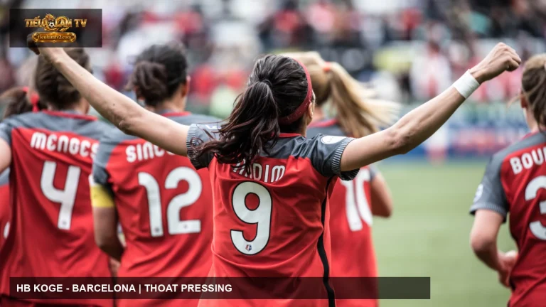 Nadia Nadim tranh chấp trong một trận bóng đá nữ