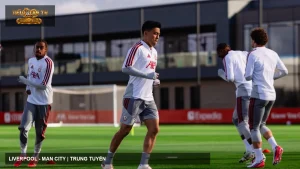 Cầu thủ Liverpool vận động trên sân tập