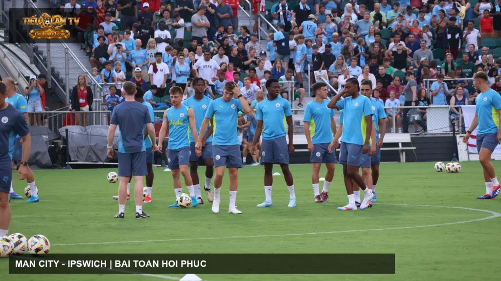 Các cầu thủ Manchester City trong buổi tập mở năm 2024