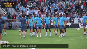 Các cầu thủ Manchester City trong buổi tập mở năm 2024