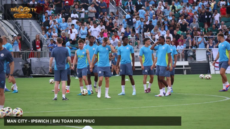 Các cầu thủ Manchester City trong buổi tập mở năm 2024