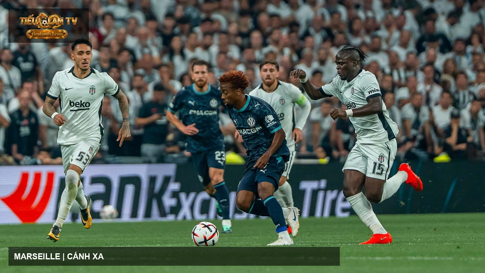 Cầu thủ Marseille triển khai bóng