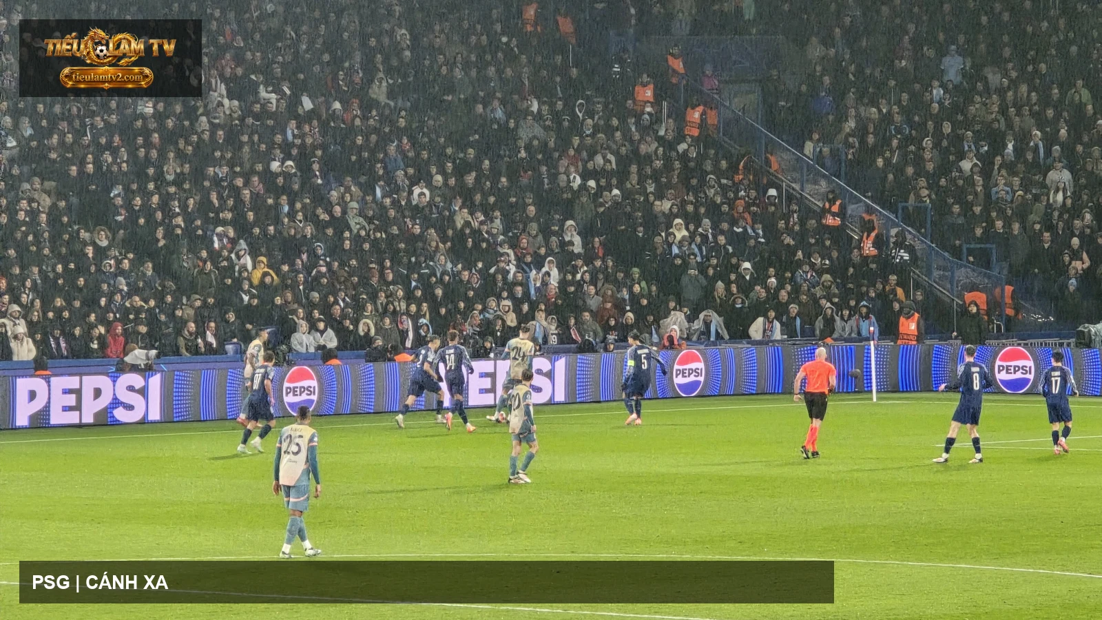 Cầu thủ Paris Saint-Germain trên sân
