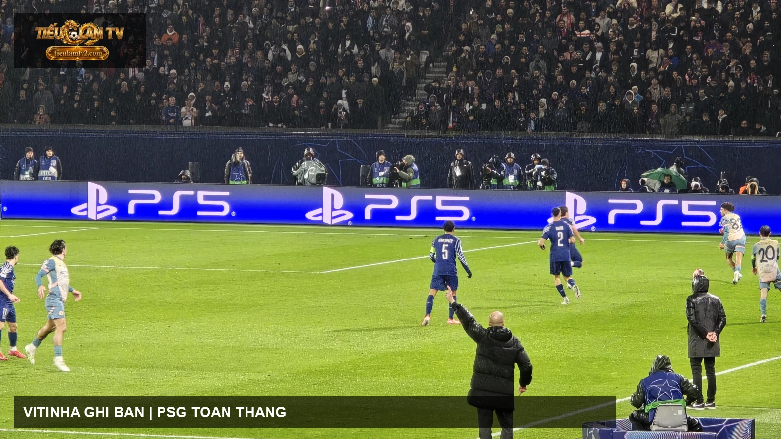 Vitinha cùng các cầu thủ PSG trong trận gặp Manchester City năm 2025