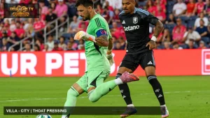 Donyell Malen trong một pha bóng của Aston Villa